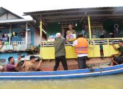 Dengan Perahu Sampan Pj Gubernur Gorontalo Rudy Salahudin Tinjau Desa Desa Terendam Banjir Setinggi 3 Meter di Tilango