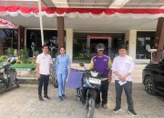 Aleg Deprov Yeyen Sidiki Serahkan Bantuan Motor Bercoolbox Kepada Warga Desa Toto Kabila