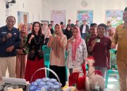 Yeyen Sidiki Serahkan Kartu Kepesertaan BPJS Ketenagakerjaan Bagi 84 Warga Desa Tingkohubu Suwawa