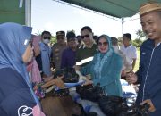 Ketua TP-PKK Maryam Sofyan Puhi Salurkan 1.000 Paket Paras ST di Telaga Jaya