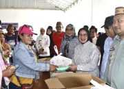 Ny. Maryam Puhi Pantau Pasar Murah Pulubala