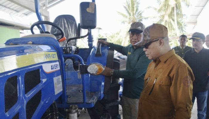 Traktor Roda 4 untuk Poktan Lamuta III di Hutabohu