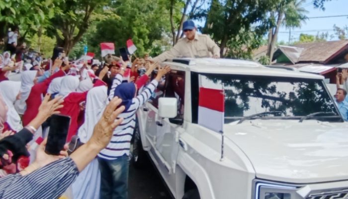 Presiden Prabowo Menyapa Hangat Warga Kabgor Sepanjang Jalan