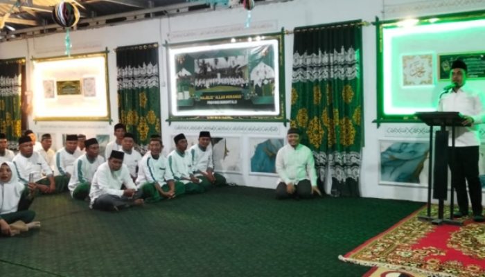 Ketua DPRD Zulfikar Usira Serahkan Bantuan Penunjang Ibadah di Desa Timuato