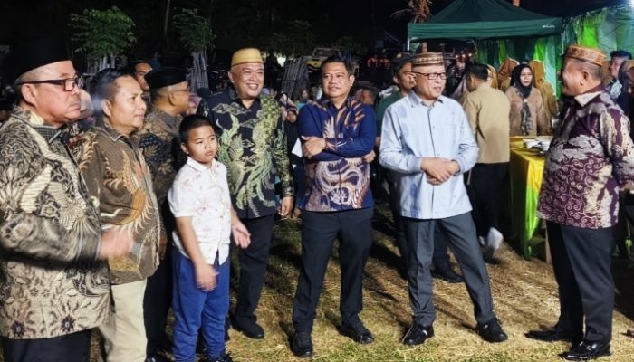 Bupati- Wabup Tonny Hadiri Tasyakuran Khitanan di Desa Bongo
