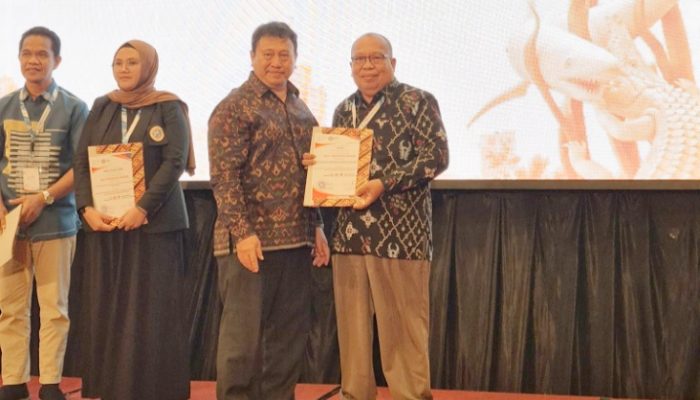 Dosen FEB Unigo Dr Yakup Raih Best Presenter di FMI XVIII Surabaya