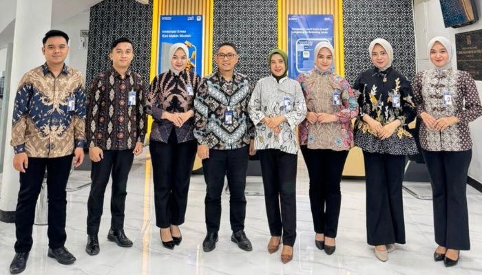 Seluruh Pegawai BRI Limboto Gunakan Batik. Merawat Budaya di Hari Batik Nasional