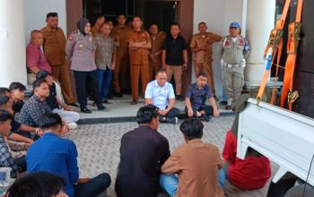 Terima Aspirasi Penolakan Kades Padengo, Ketua DPRD Kabgor Siap Gelar RDP