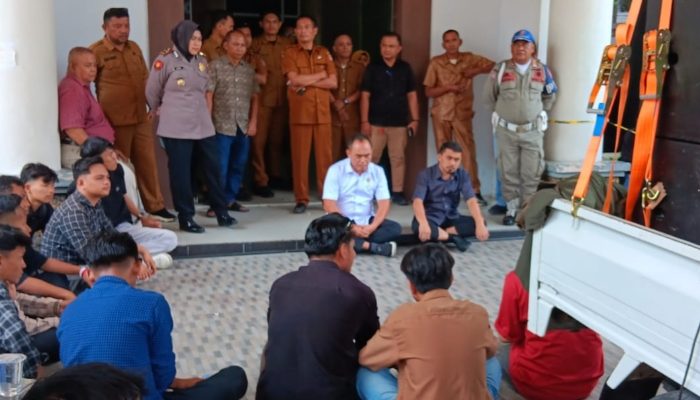 Terima Aspirasi Penolakan Kades Padengo, Ketua DPRD Kabgor Siap Gelar RDP